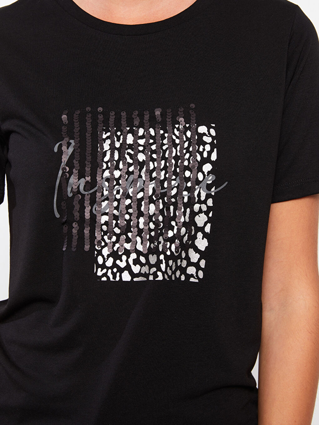 Siyah Bisiklet Yaka Baskılı Kısa Kollu Kadın Tişört-3