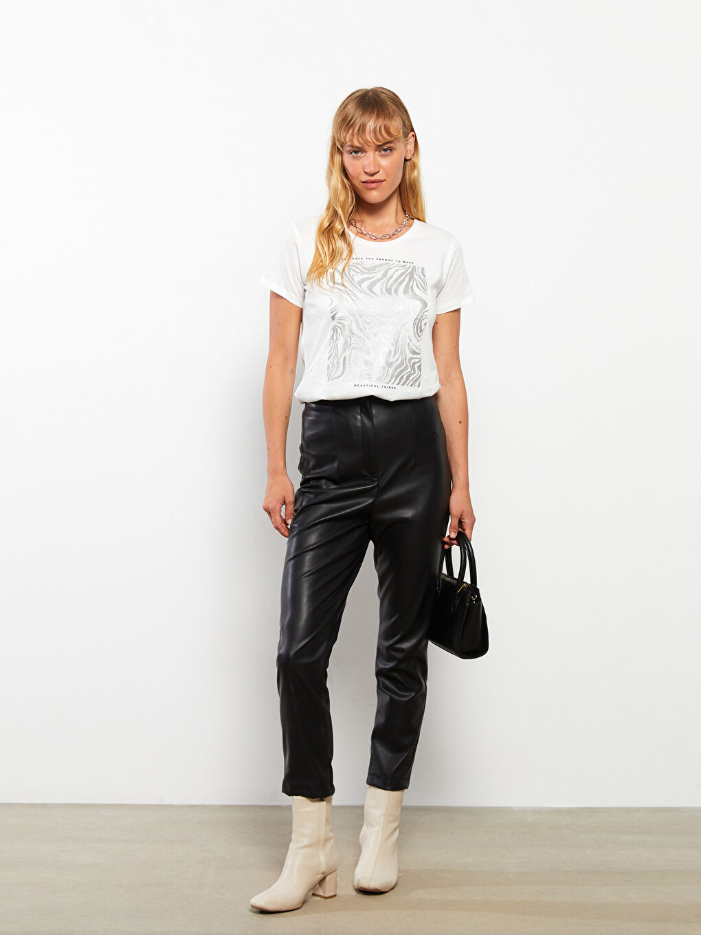 Ekru Bisiklet Yaka Desenli Kısa Kollu Pamuklu Kadın Tişört