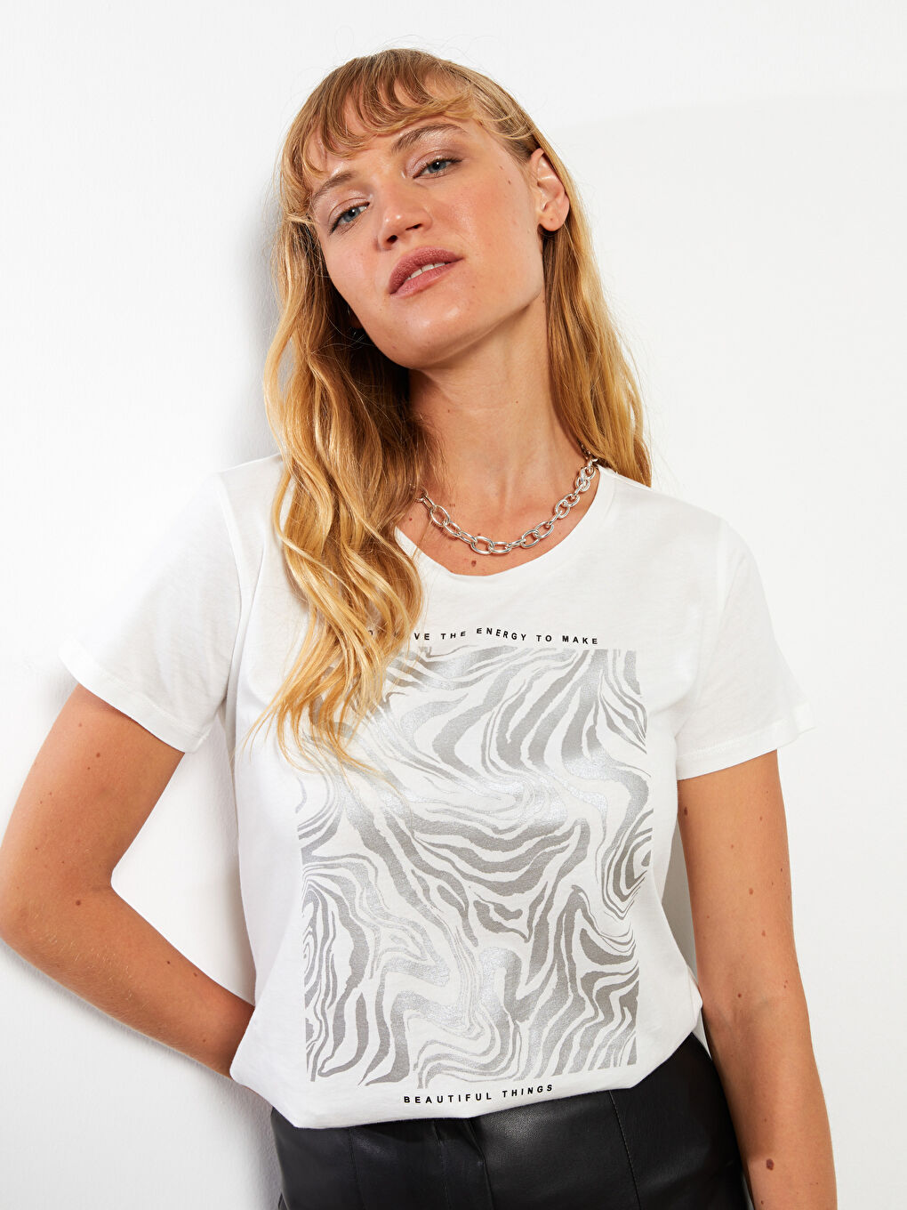 Ekru Bisiklet Yaka Desenli Kısa Kollu Pamuklu Kadın Tişört-2