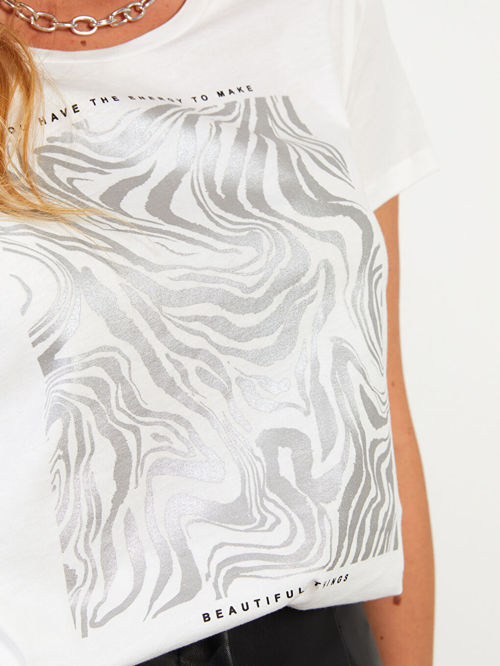 Ekru Bisiklet Yaka Desenli Kısa Kollu Pamuklu Kadın Tişört-3