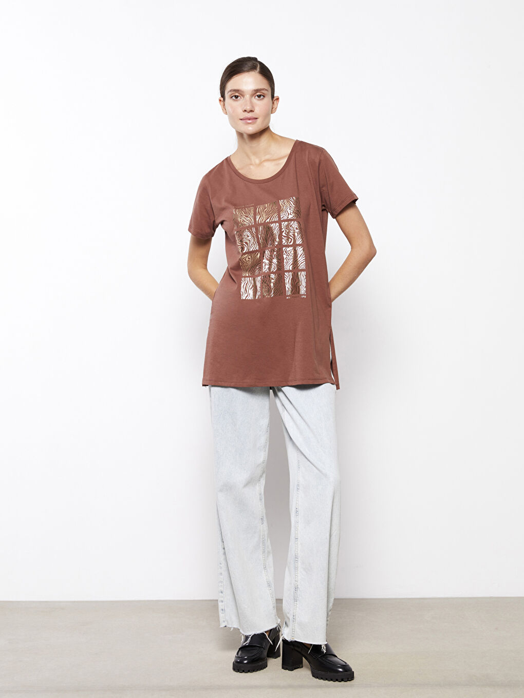 Kahverengi Bisiklet Yaka Baskılı Kısa Kollu Pamuklu Kadın Tişört