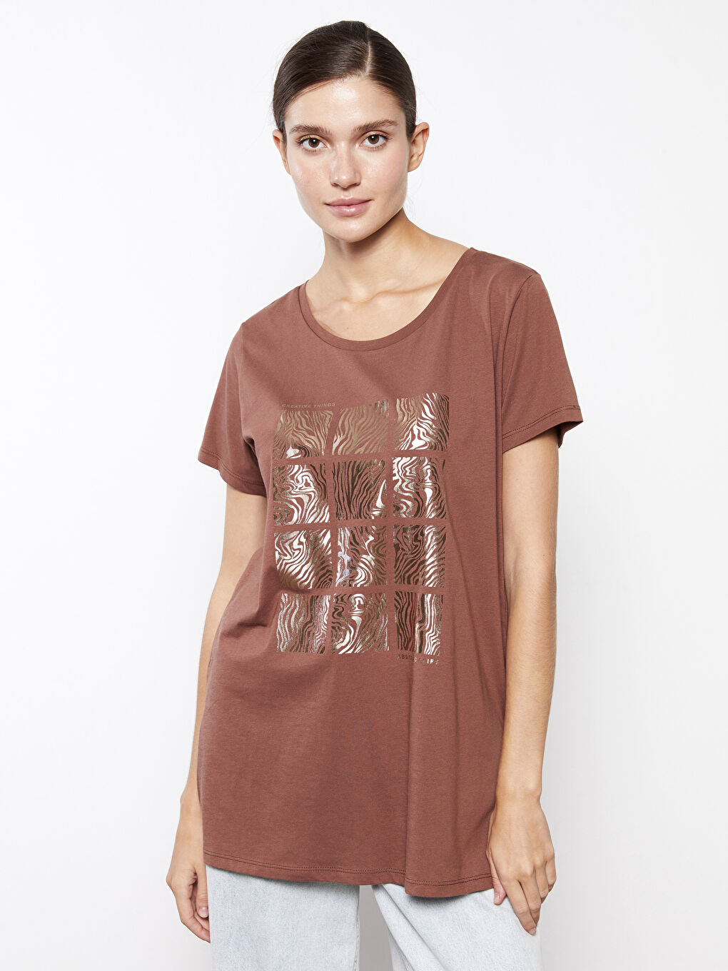 Kahverengi Bisiklet Yaka Baskılı Kısa Kollu Pamuklu Kadın Tişört-1