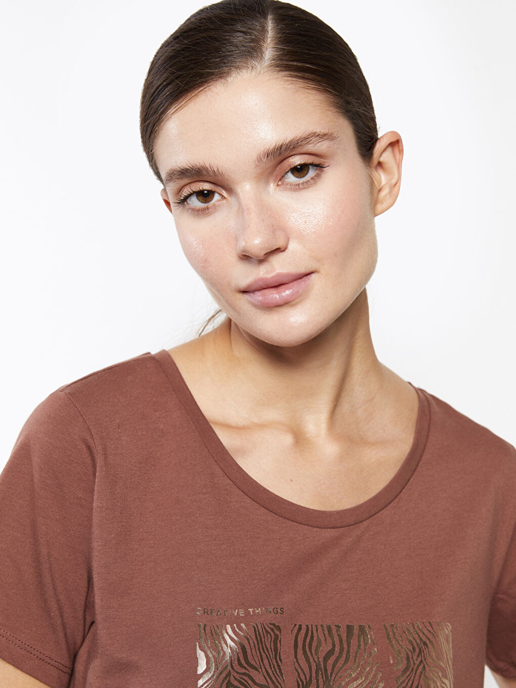 Kahverengi Bisiklet Yaka Baskılı Kısa Kollu Pamuklu Kadın Tişört-2