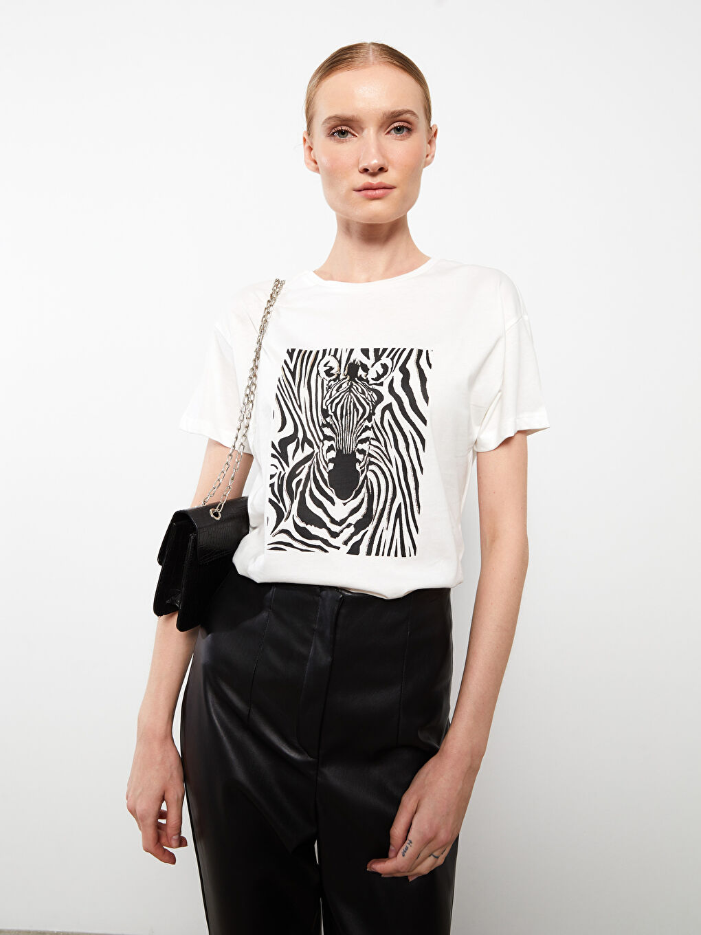 Ekru Bisiklet Yaka Baskılı Kısa Kollu Pamuklu Kadın Tişört