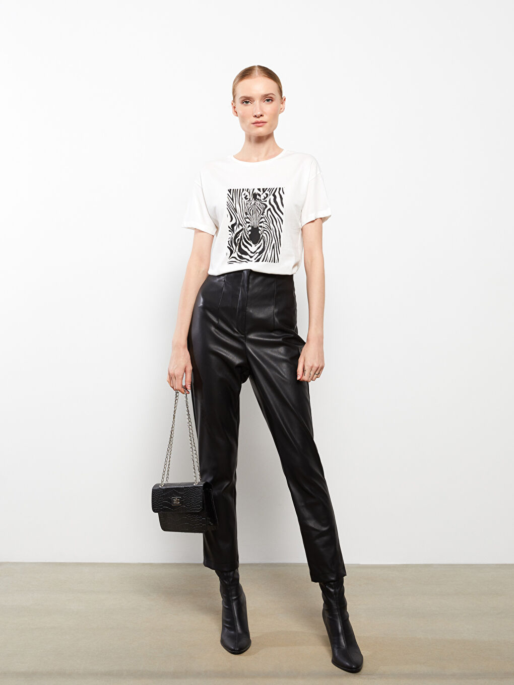 Ekru Bisiklet Yaka Baskılı Kısa Kollu Pamuklu Kadın Tişört-2