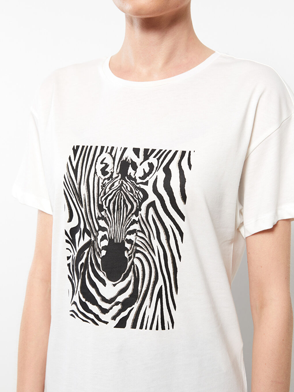 Ekru Bisiklet Yaka Baskılı Kısa Kollu Pamuklu Kadın Tişört-3