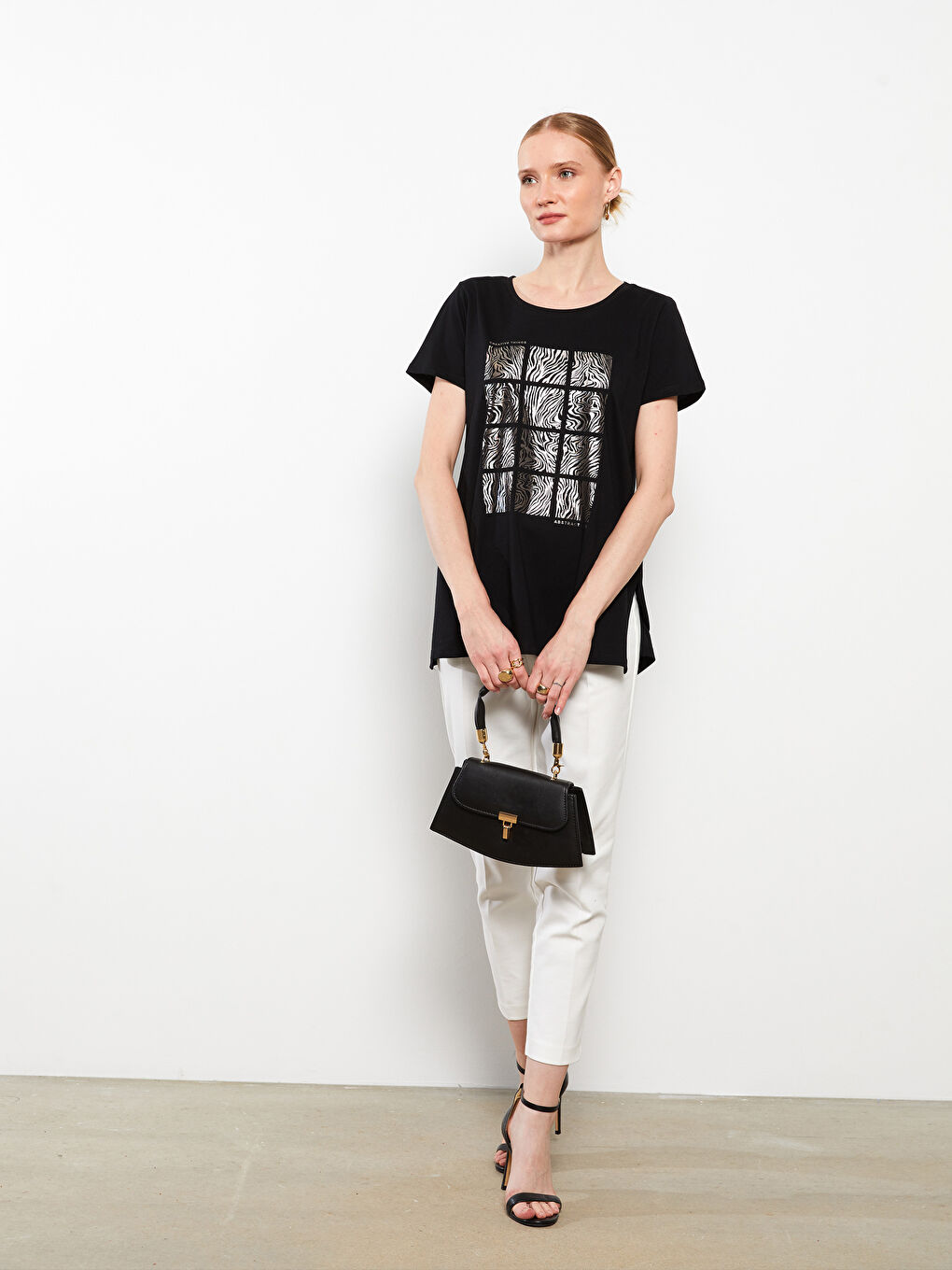 Siyah Bisiklet Yaka Baskılı Kısa Kollu Pamuklu Kadın Tişört-1