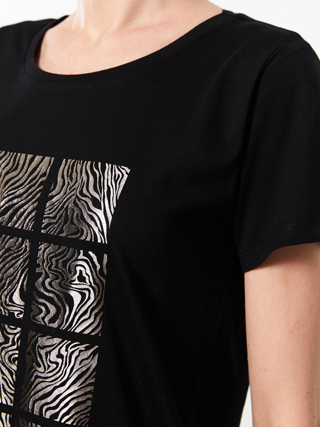 Siyah Bisiklet Yaka Baskılı Kısa Kollu Pamuklu Kadın Tişört-3