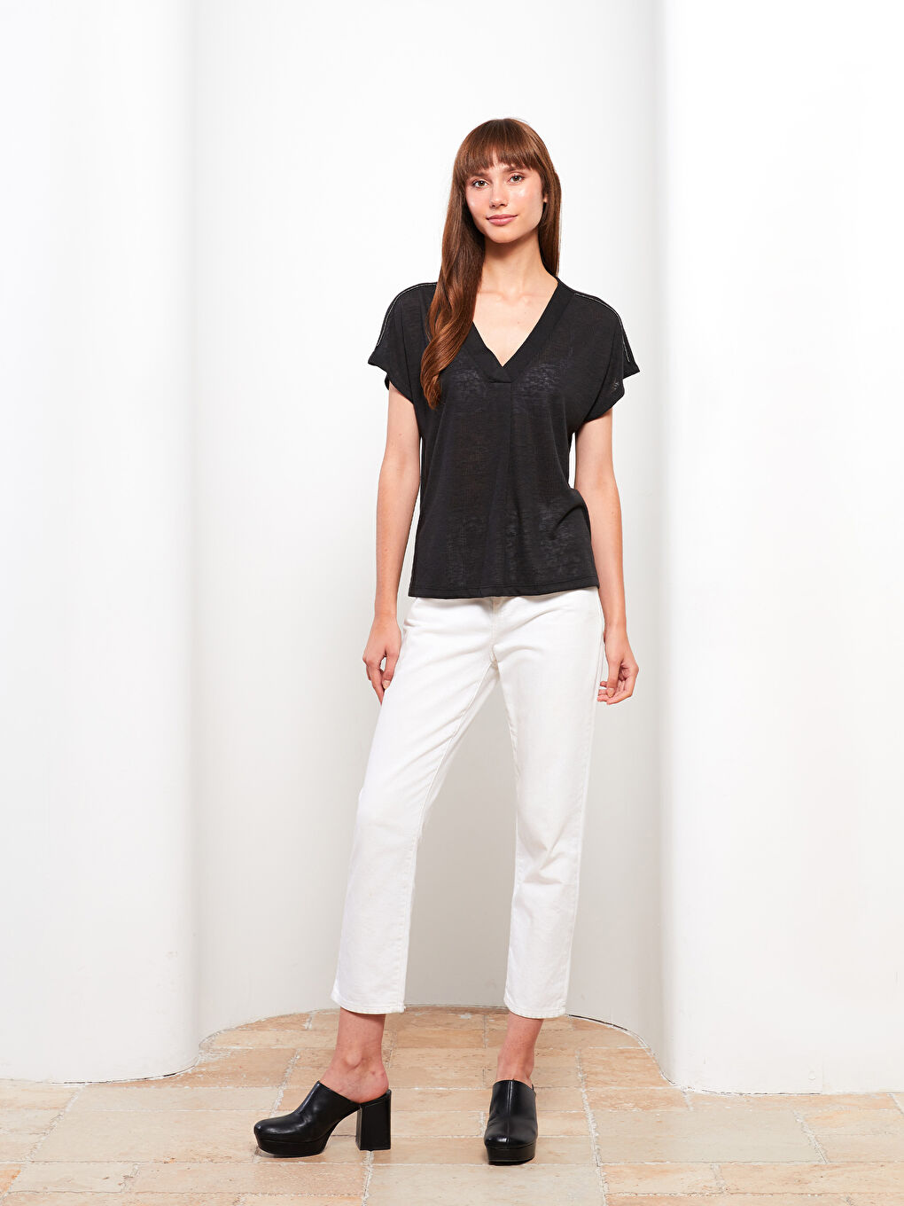 Siyah V Yaka Düz Kısa Kollu Kadın Tişört-1