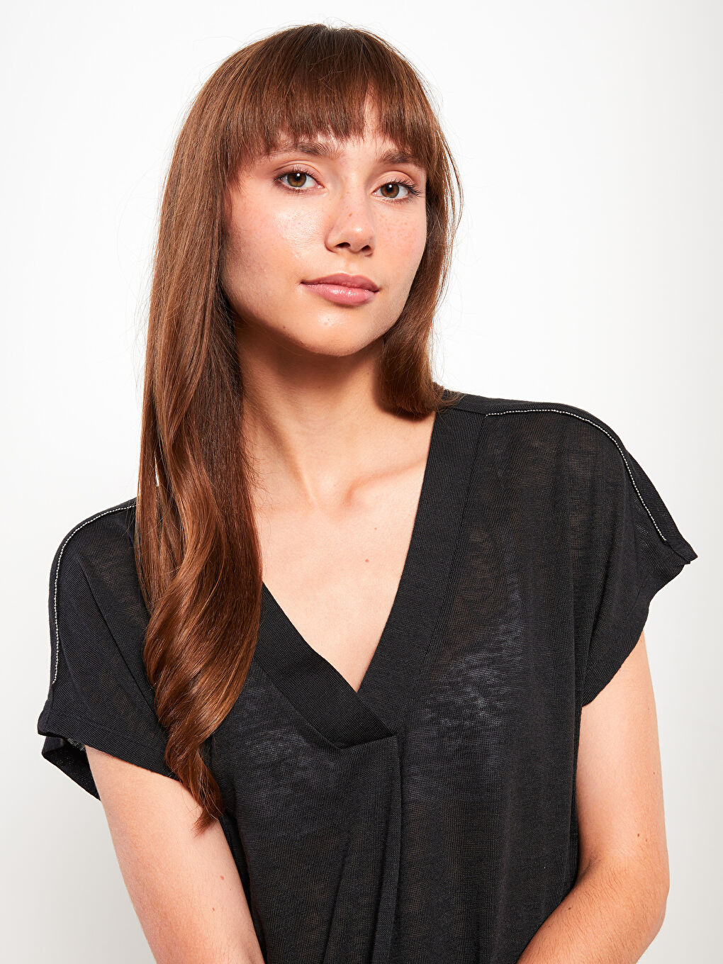 Siyah V Yaka Düz Kısa Kollu Kadın Tişört-2