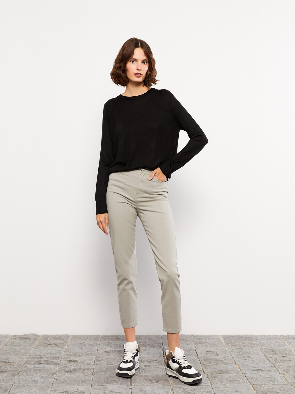 Normal Waist Slim Fit Straight Pocket Detailed Gabardine Women's Trousers-1