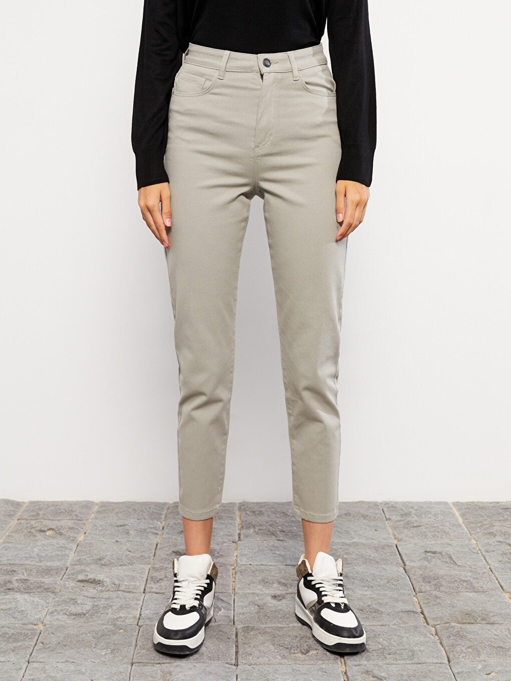 Normal Waist Slim Fit Straight Pocket Detailed Gabardine Women's Trousers-3