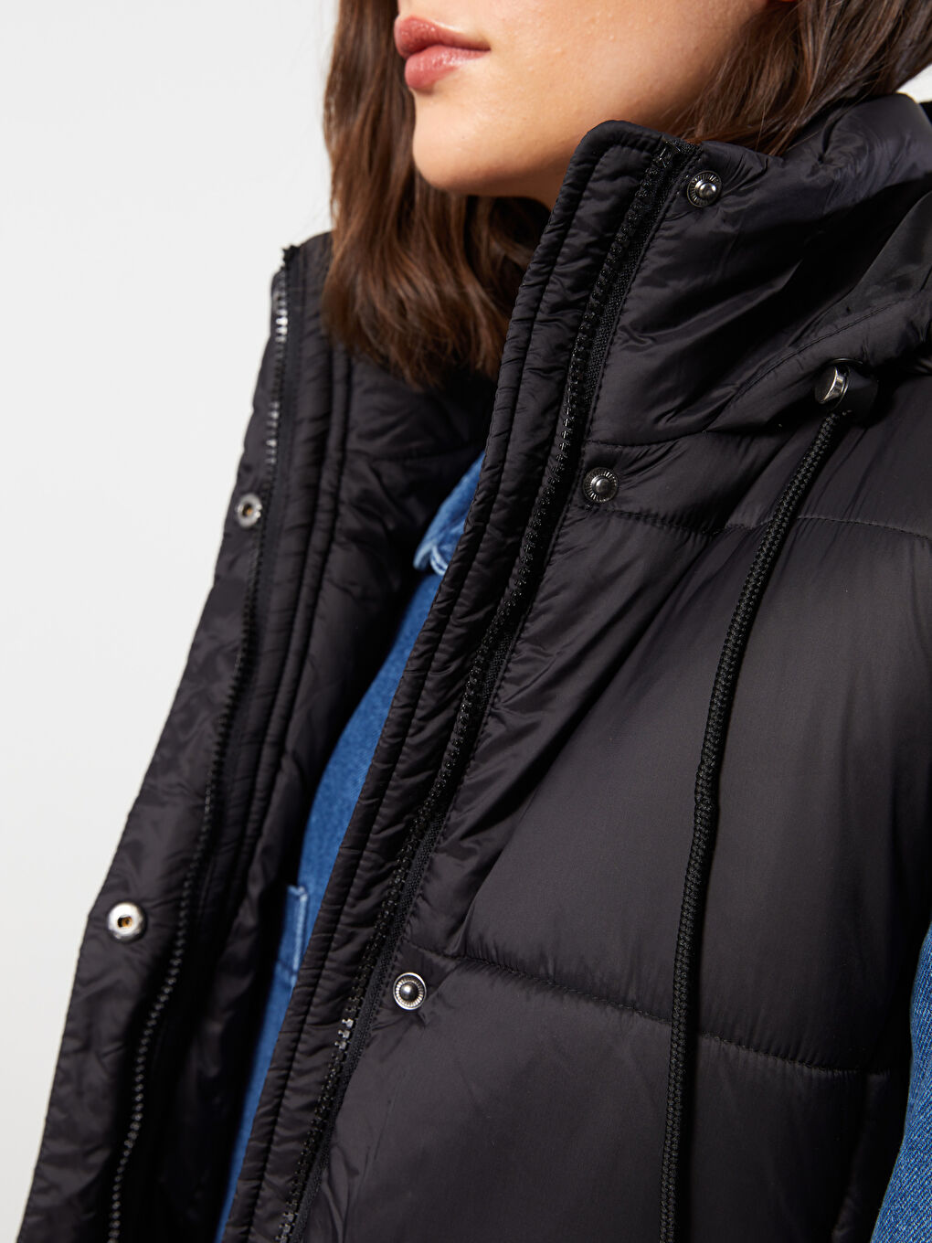 Женский однотонный дутый жилет с капюшоном-2