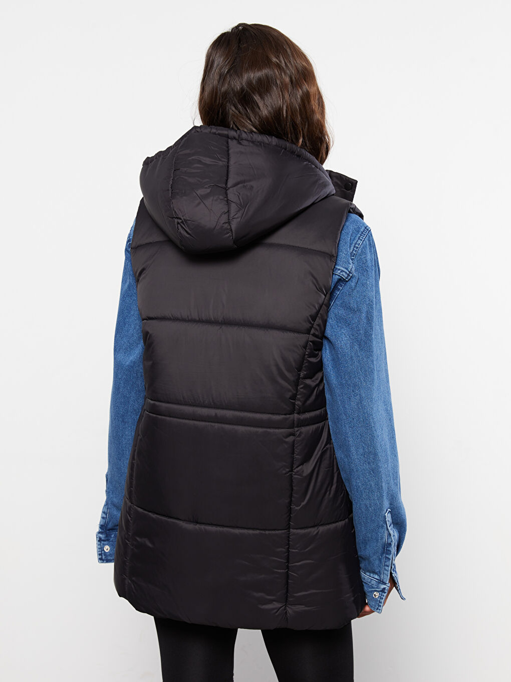 Женский однотонный дутый жилет с капюшоном-5