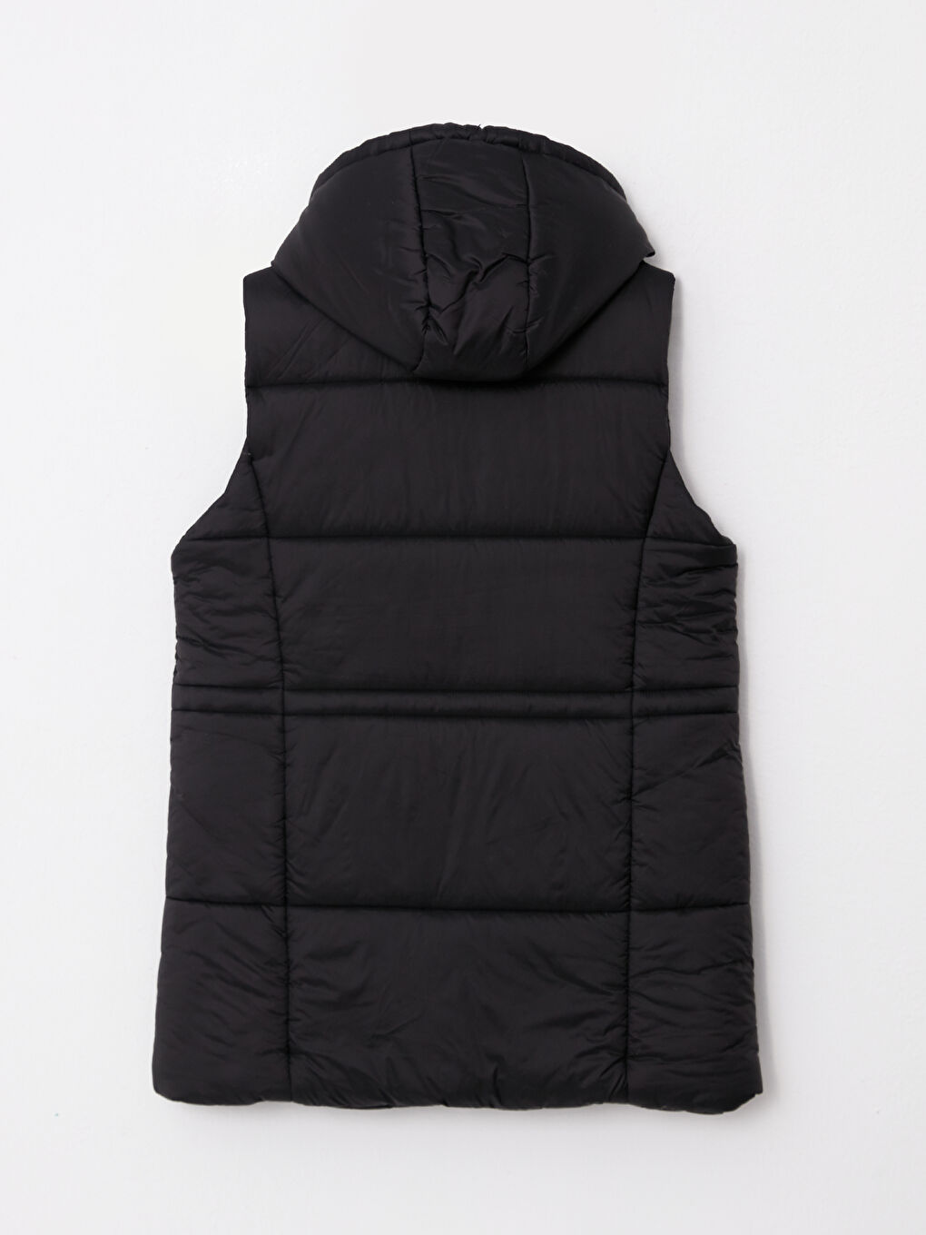Женский однотонный дутый жилет с капюшоном-7