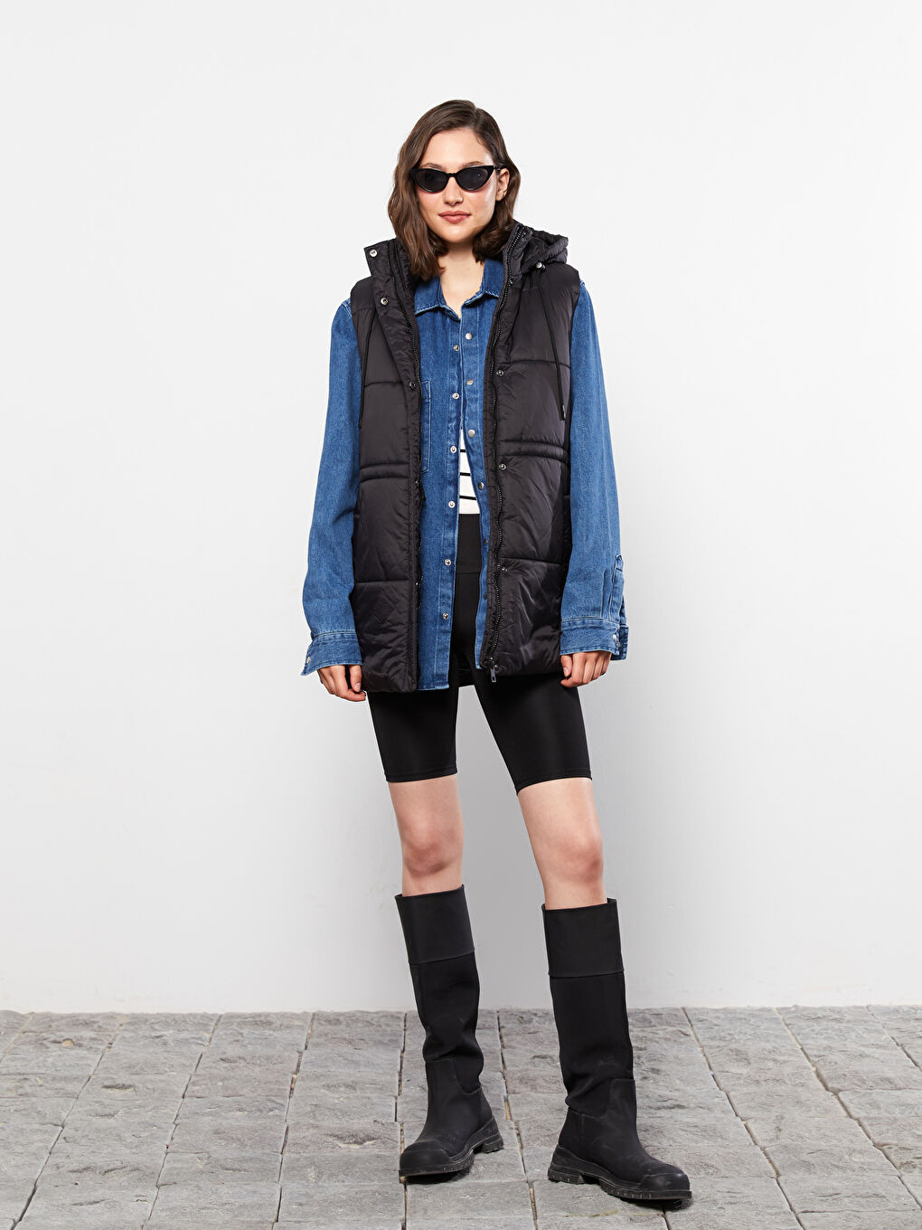 Женский однотонный дутый жилет с капюшоном