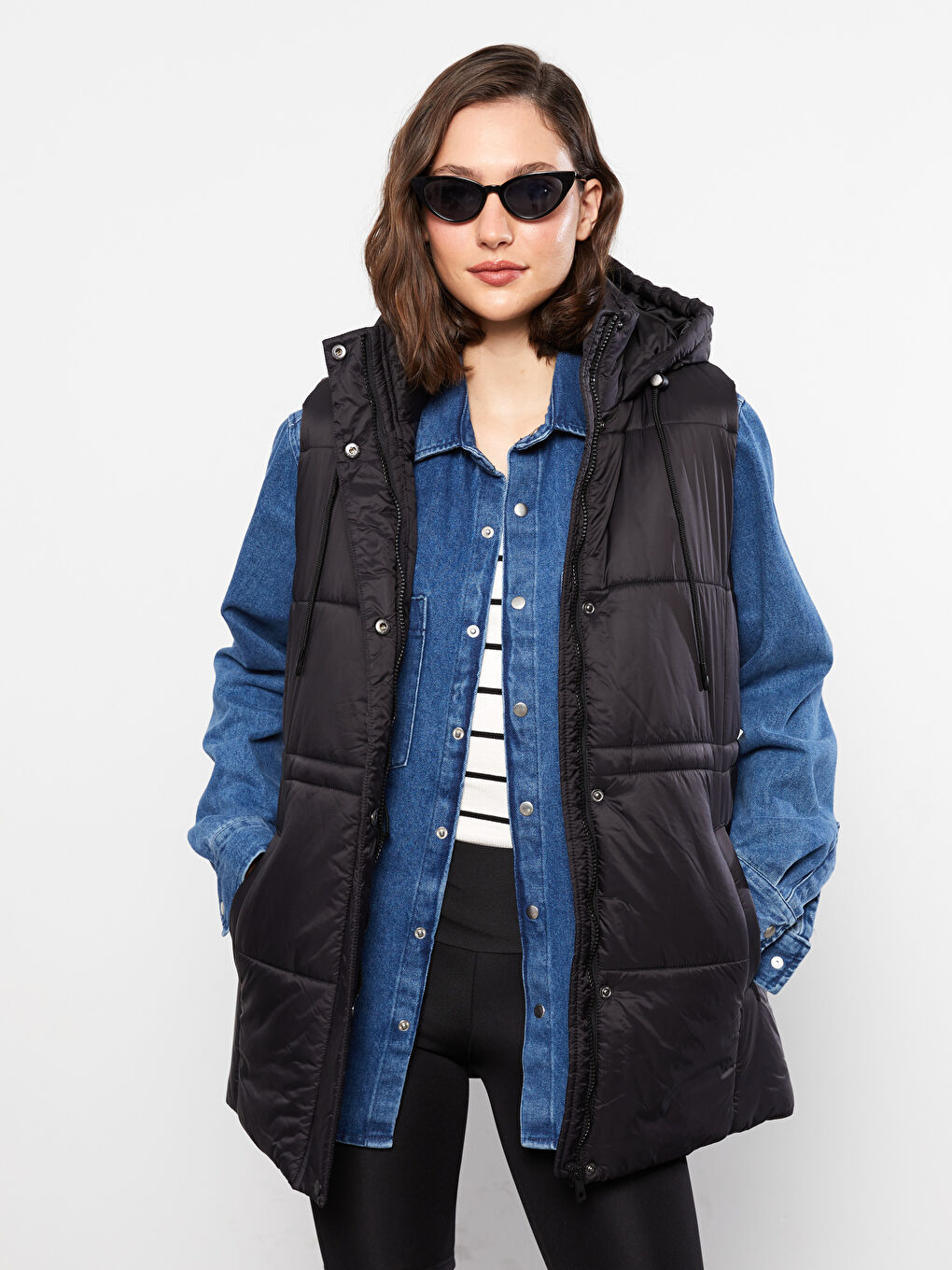 Женский однотонный дутый жилет с капюшоном-1