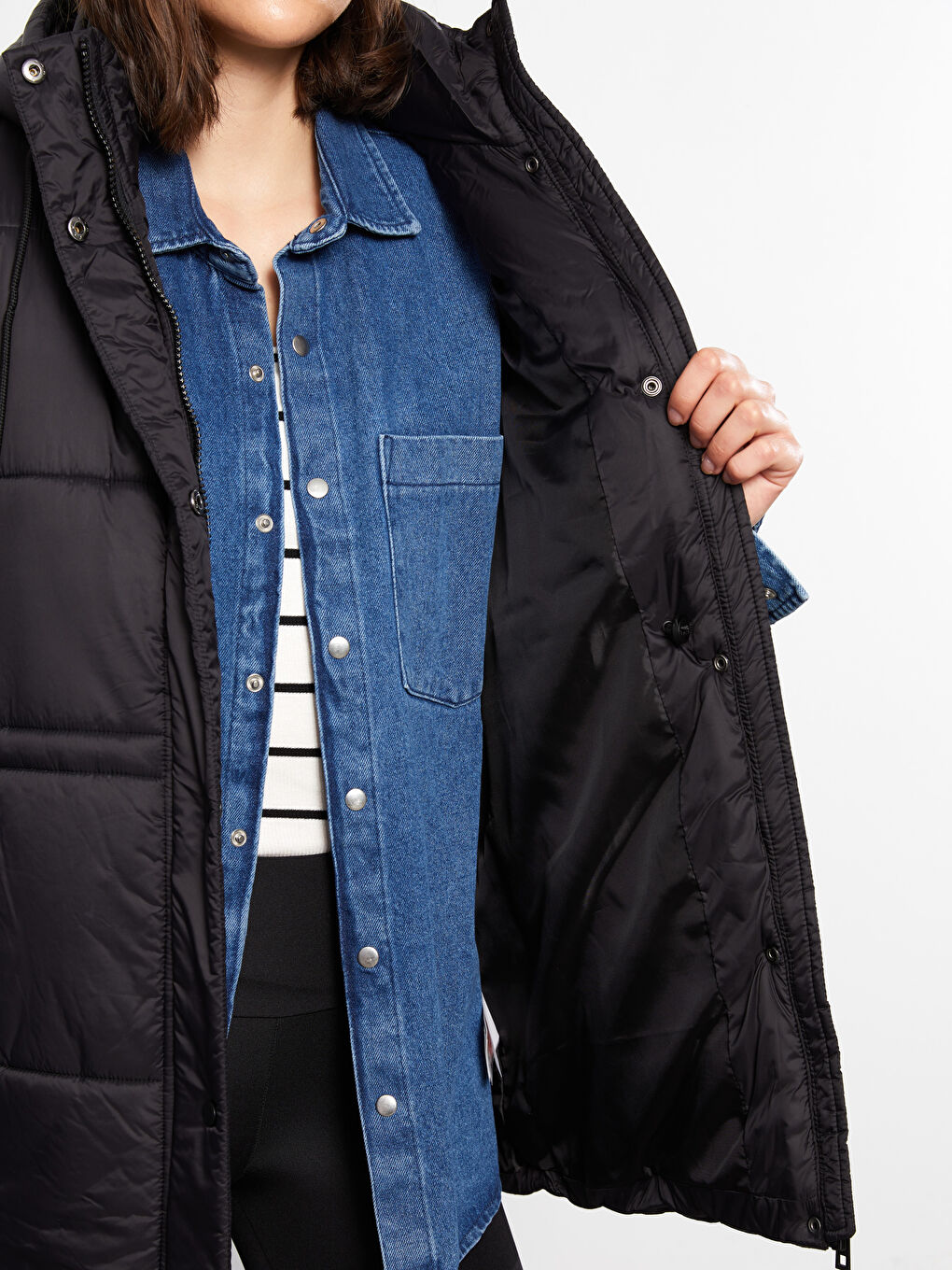 Женский однотонный дутый жилет с капюшоном-3