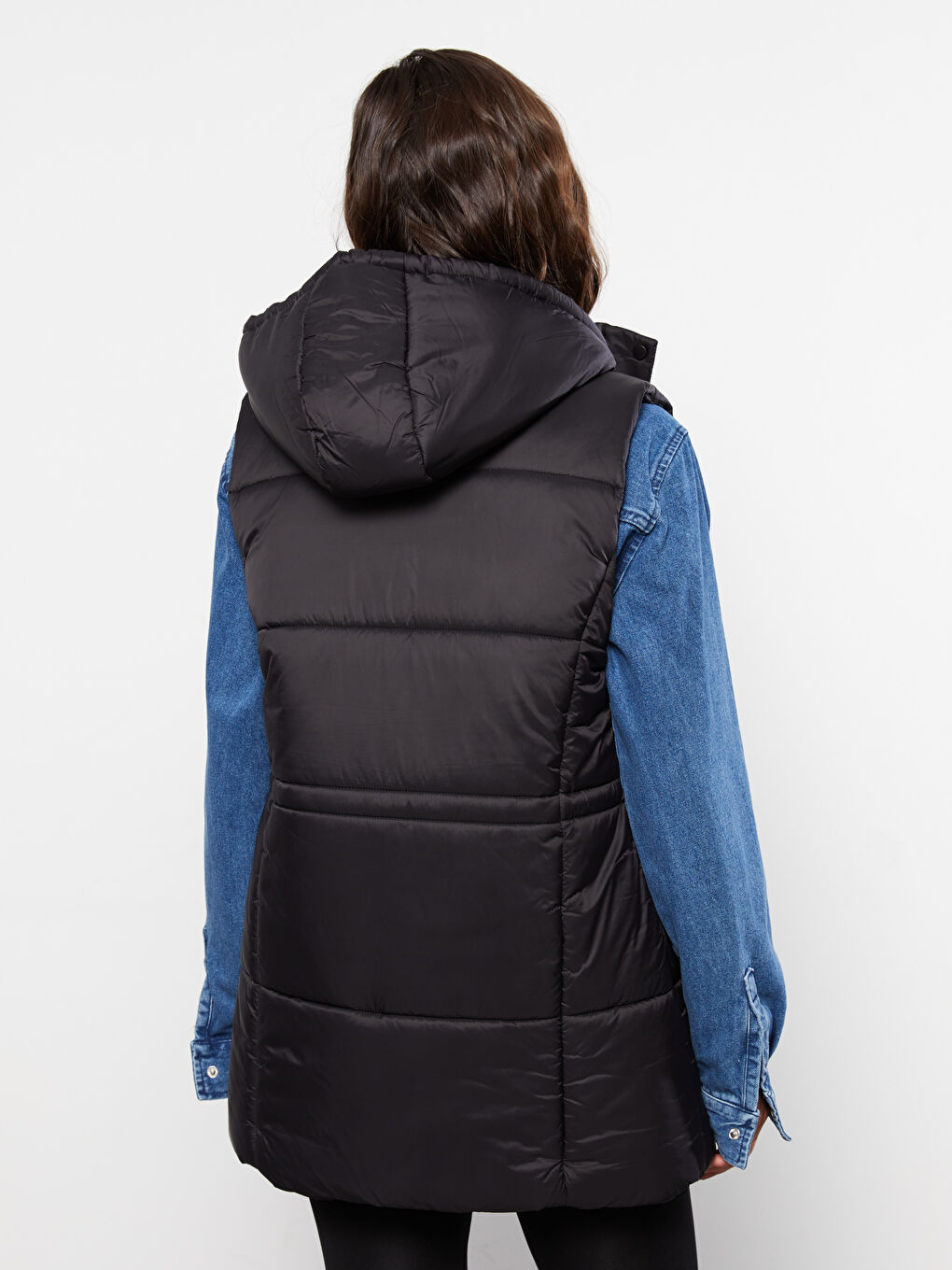Женский однотонный дутый жилет с капюшоном-4
