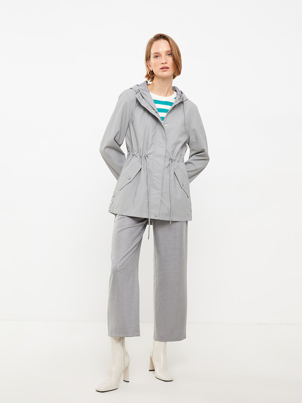 Gri Kadın Kapüşonlu Düz Yağmurluk