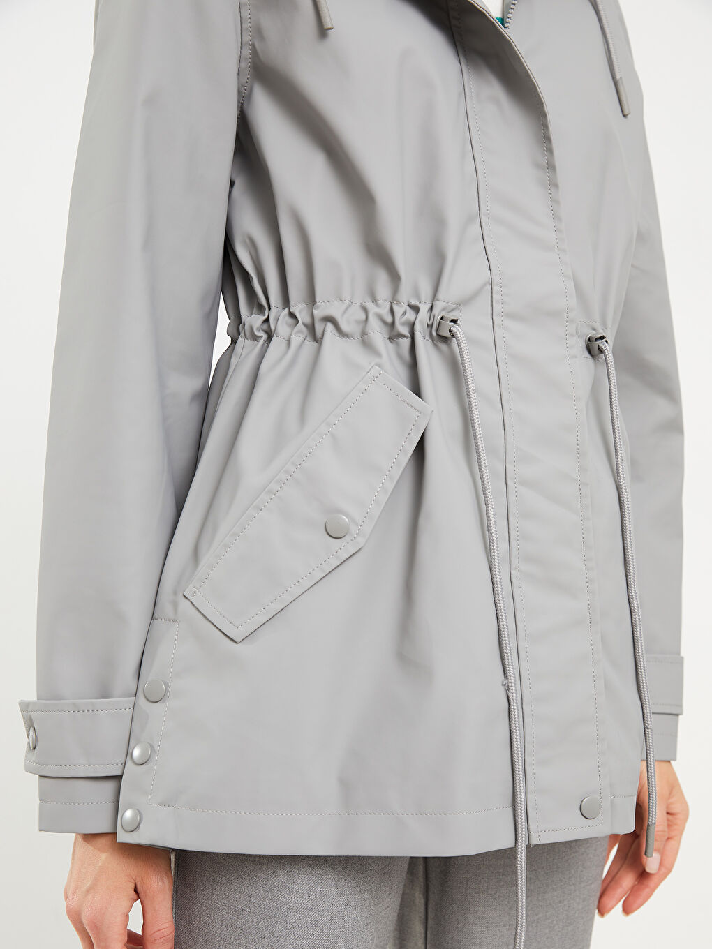 Gri Kadın Kapüşonlu Düz Yağmurluk-4