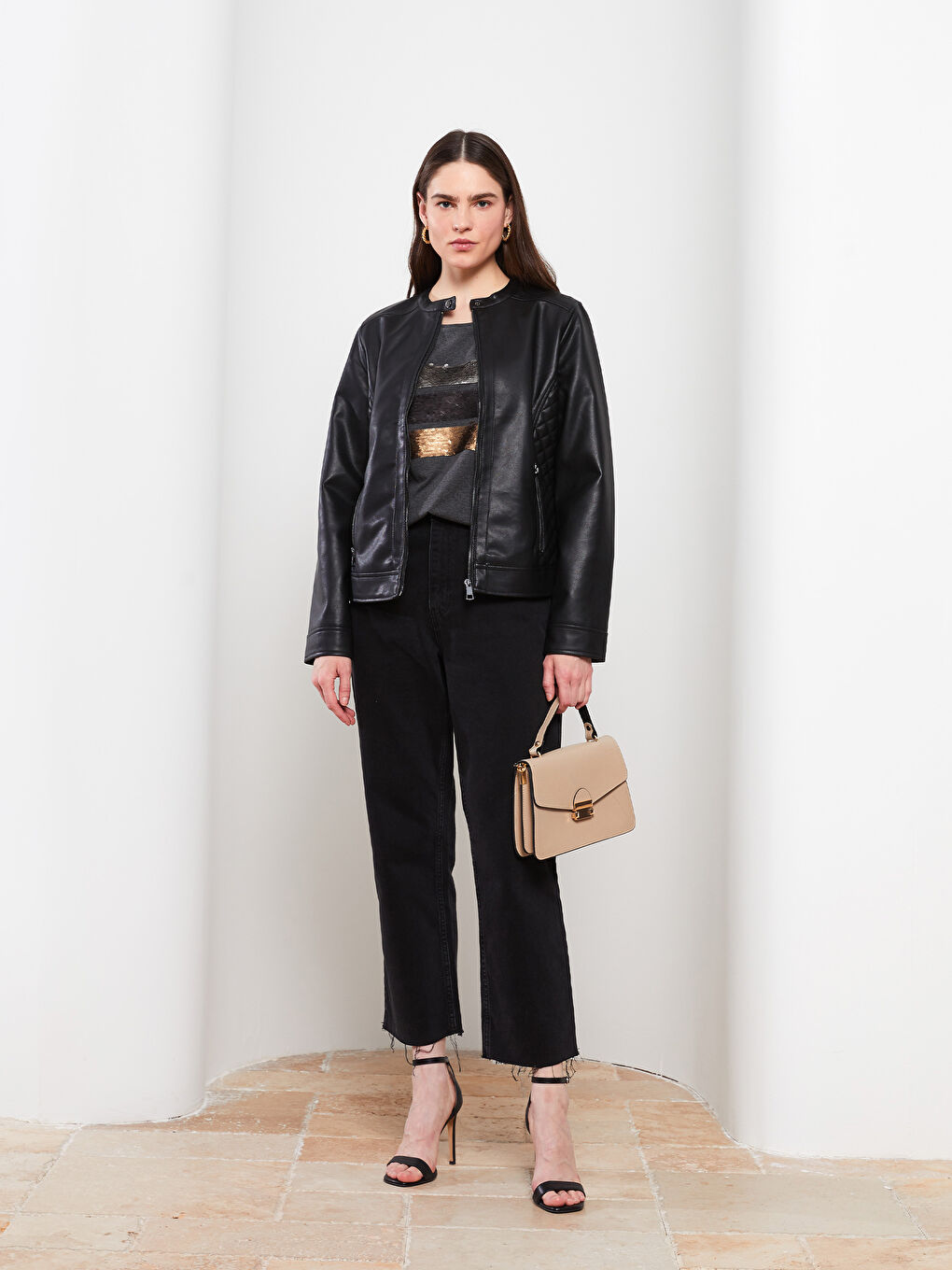 Siyah Bisiklet Yaka Düz Uzun Kollu Kadın Deri Görünümlü Mont-1