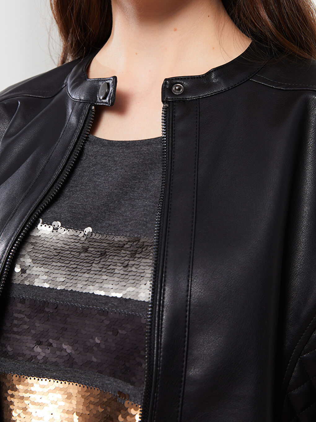 Siyah Bisiklet Yaka Düz Uzun Kollu Kadın Deri Görünümlü Mont-5