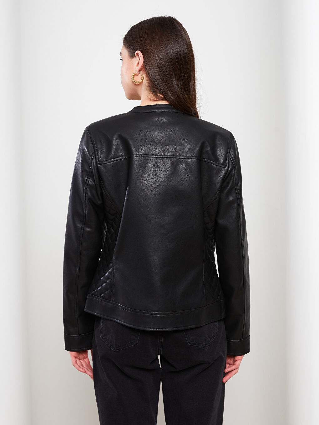 Siyah Bisiklet Yaka Düz Uzun Kollu Kadın Deri Görünümlü Mont-6