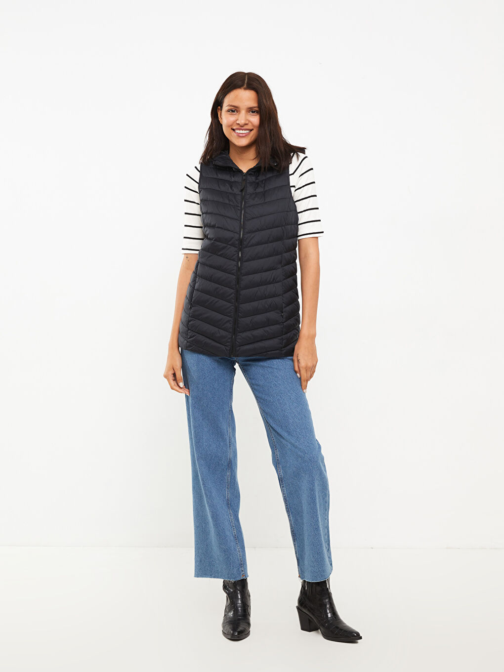 Siyah Kadın Kapüşonlu Düz Şişme Yelek-1