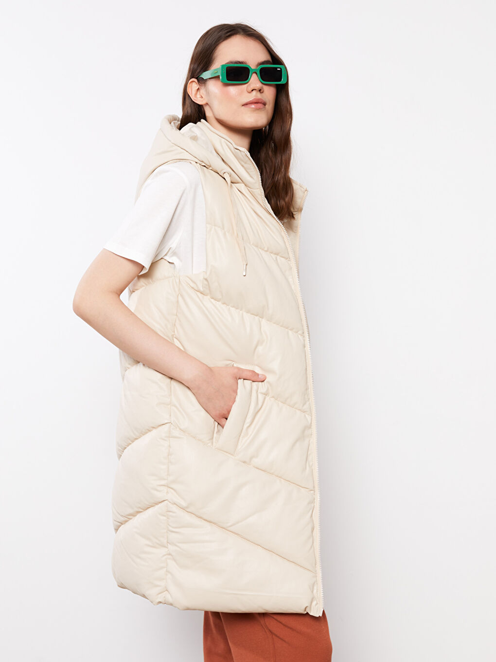 Bej Kapüşonlu Düz Deri Görünümlü Kadın Şişme Yelek