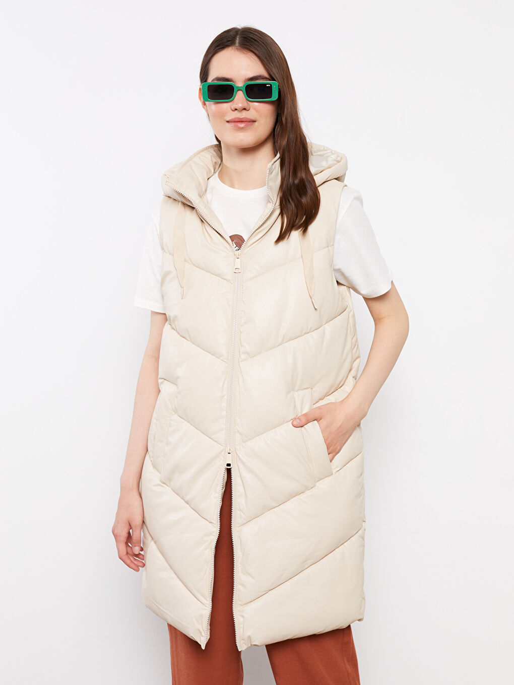 Bej Kapüşonlu Düz Deri Görünümlü Kadın Şişme Yelek-1