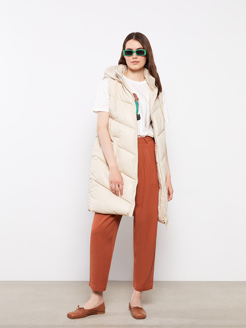 Bej Kapüşonlu Düz Deri Görünümlü Kadın Şişme Yelek-2