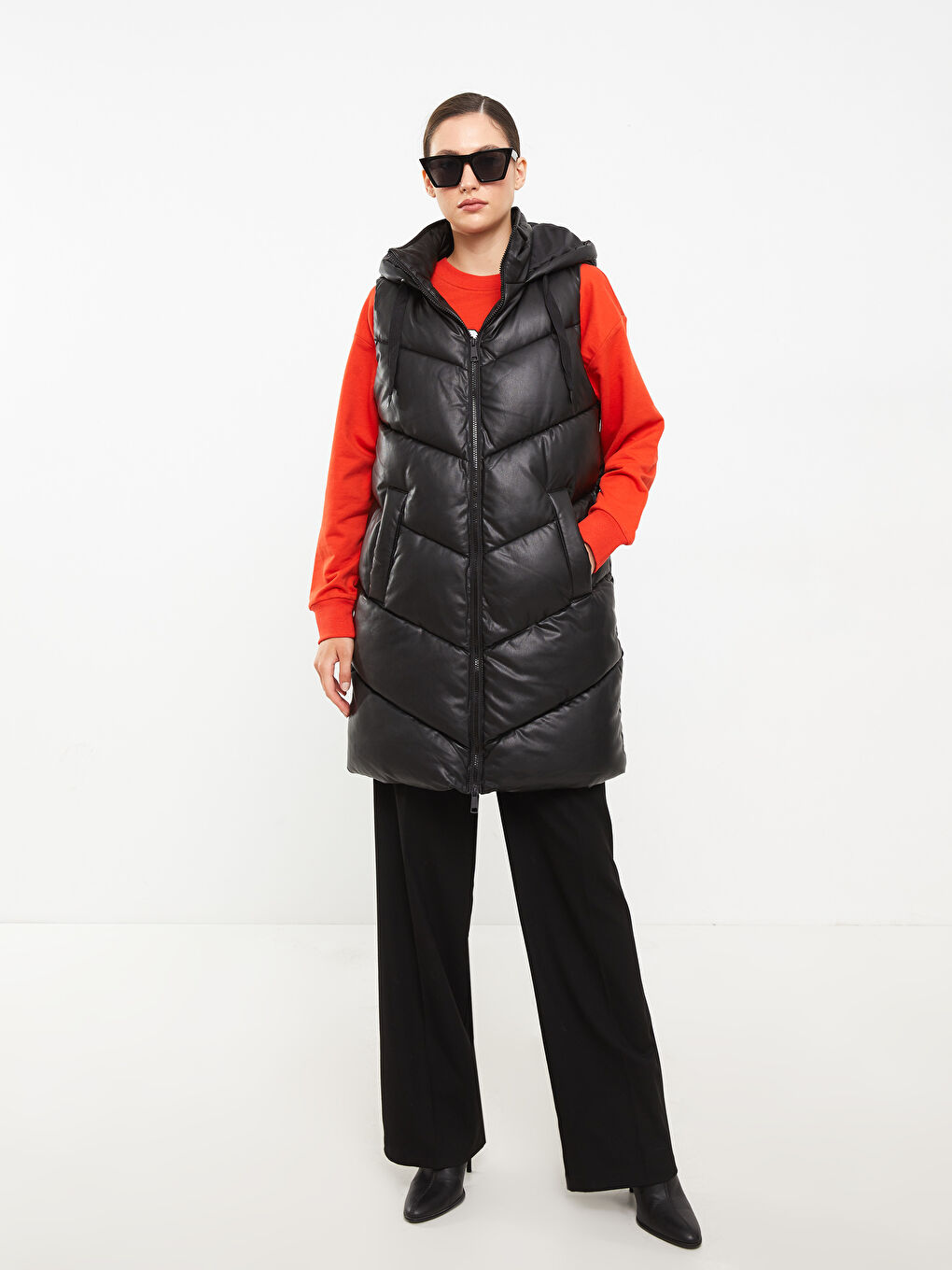 Siyah Kapüşonlu Düz Deri Görünümlü Kadın Şişme Yelek