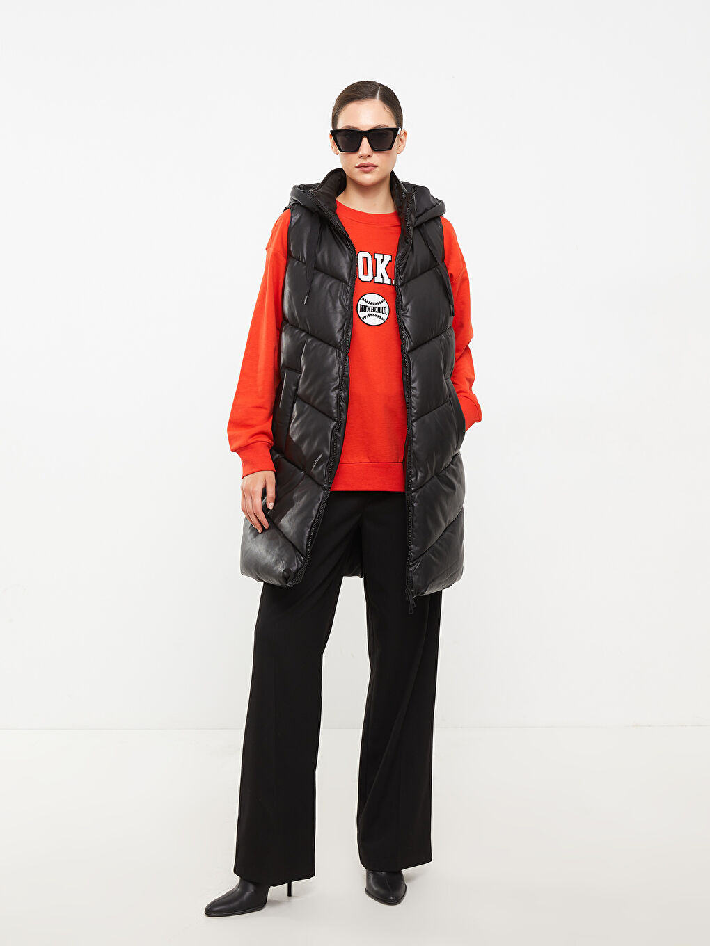 Siyah Kapüşonlu Düz Deri Görünümlü Kadın Şişme Yelek-1