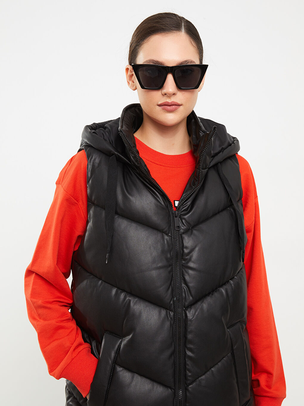 Siyah Kapüşonlu Düz Deri Görünümlü Kadın Şişme Yelek-2