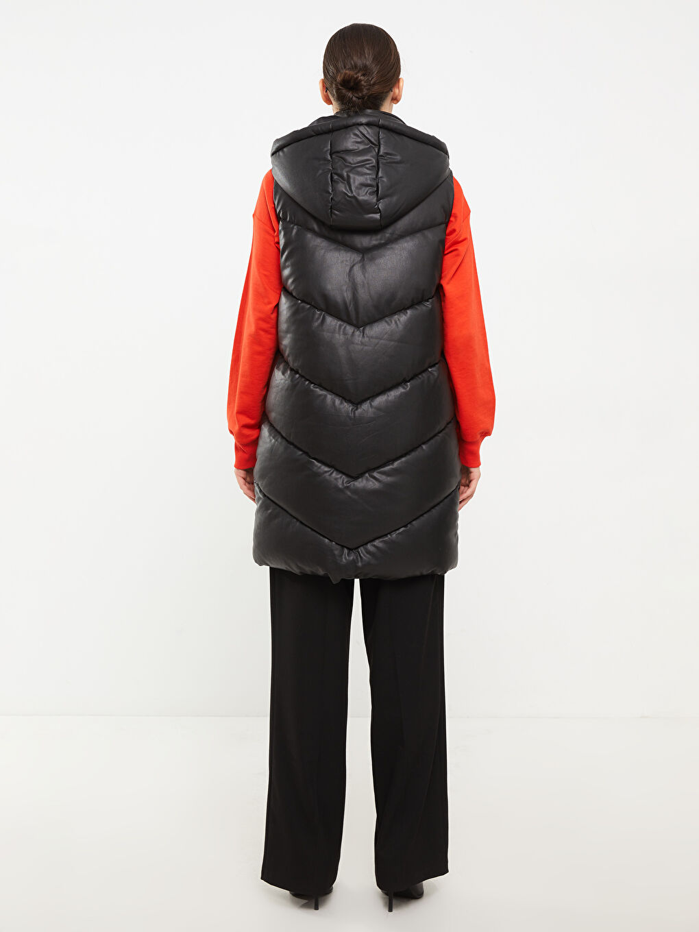 Siyah Kapüşonlu Düz Deri Görünümlü Kadın Şişme Yelek-5