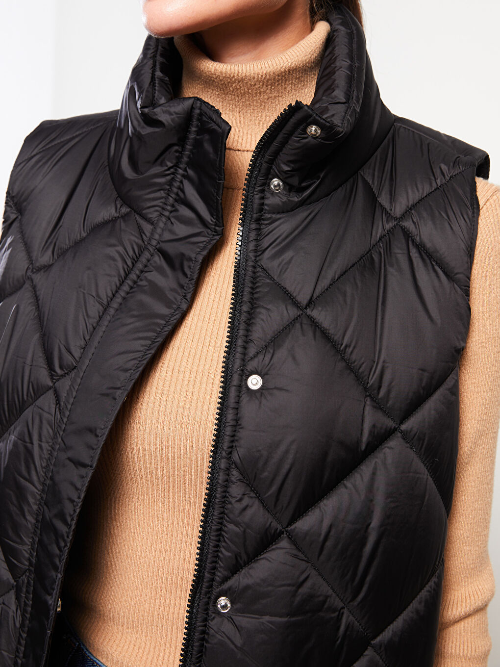 Funnel Neck Quilted Women's Puffer Gilet-3