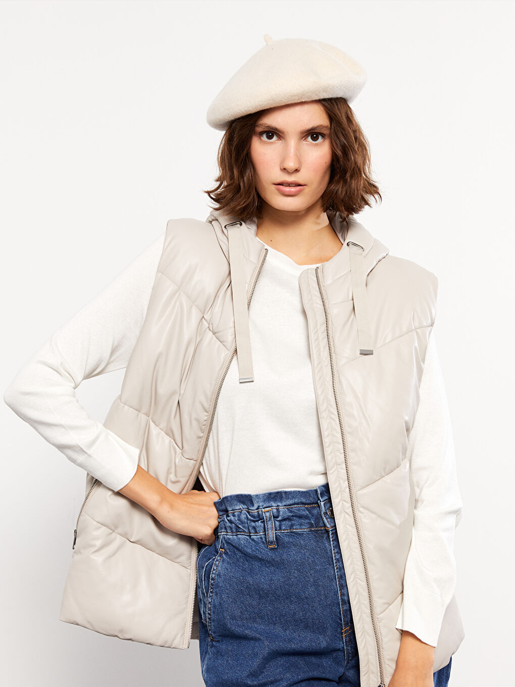 Ekru Kadın Kapüşonlu Düz Şişme Yelek