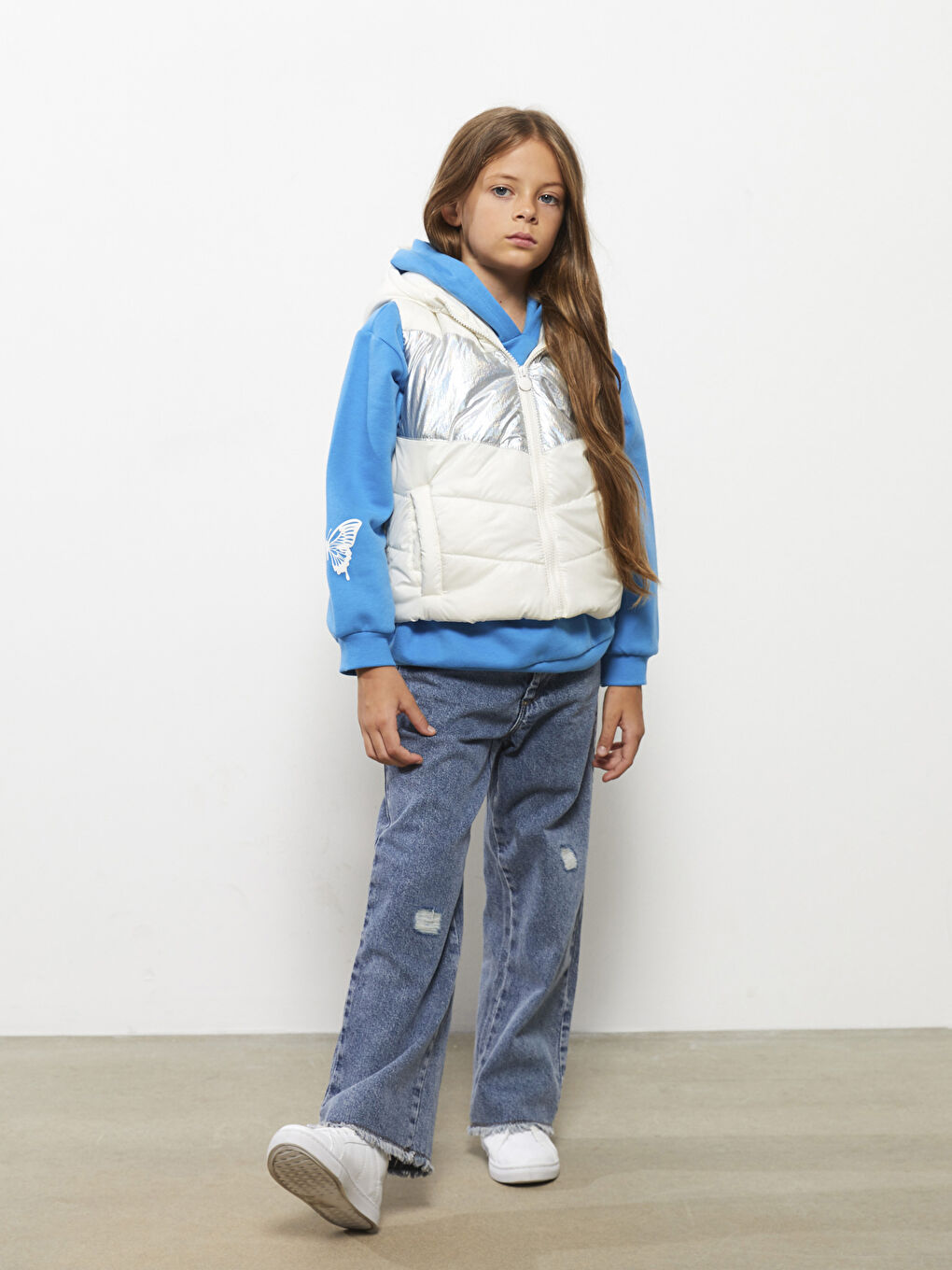 Дутый жилет для девочек с капюшоном и цветовым блоком-2