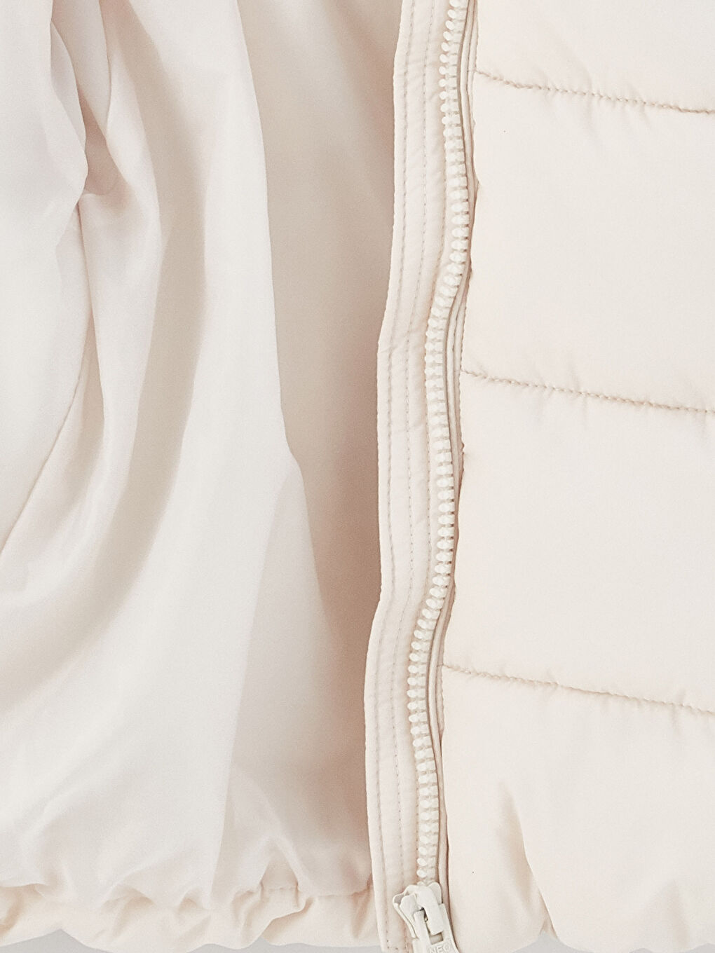 Пуховик для девочки с капюшоном и принтом-3