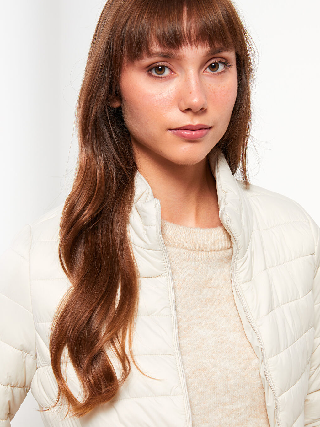 Bej Dik Yaka Düz Uzun Kollu Kadın Şişme Mont-2