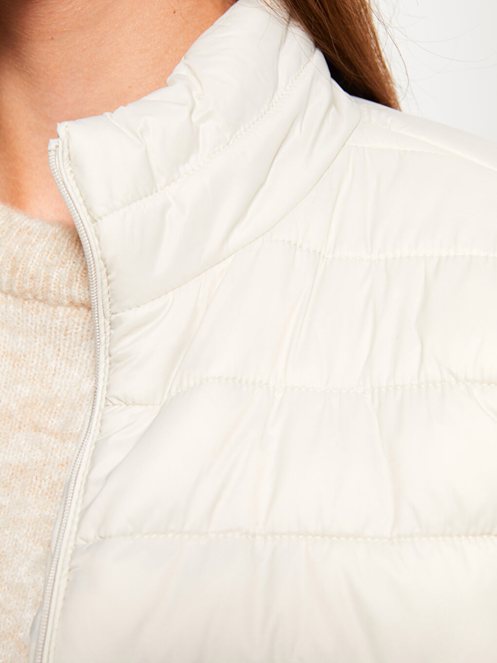 Bej Dik Yaka Düz Uzun Kollu Kadın Şişme Mont-3