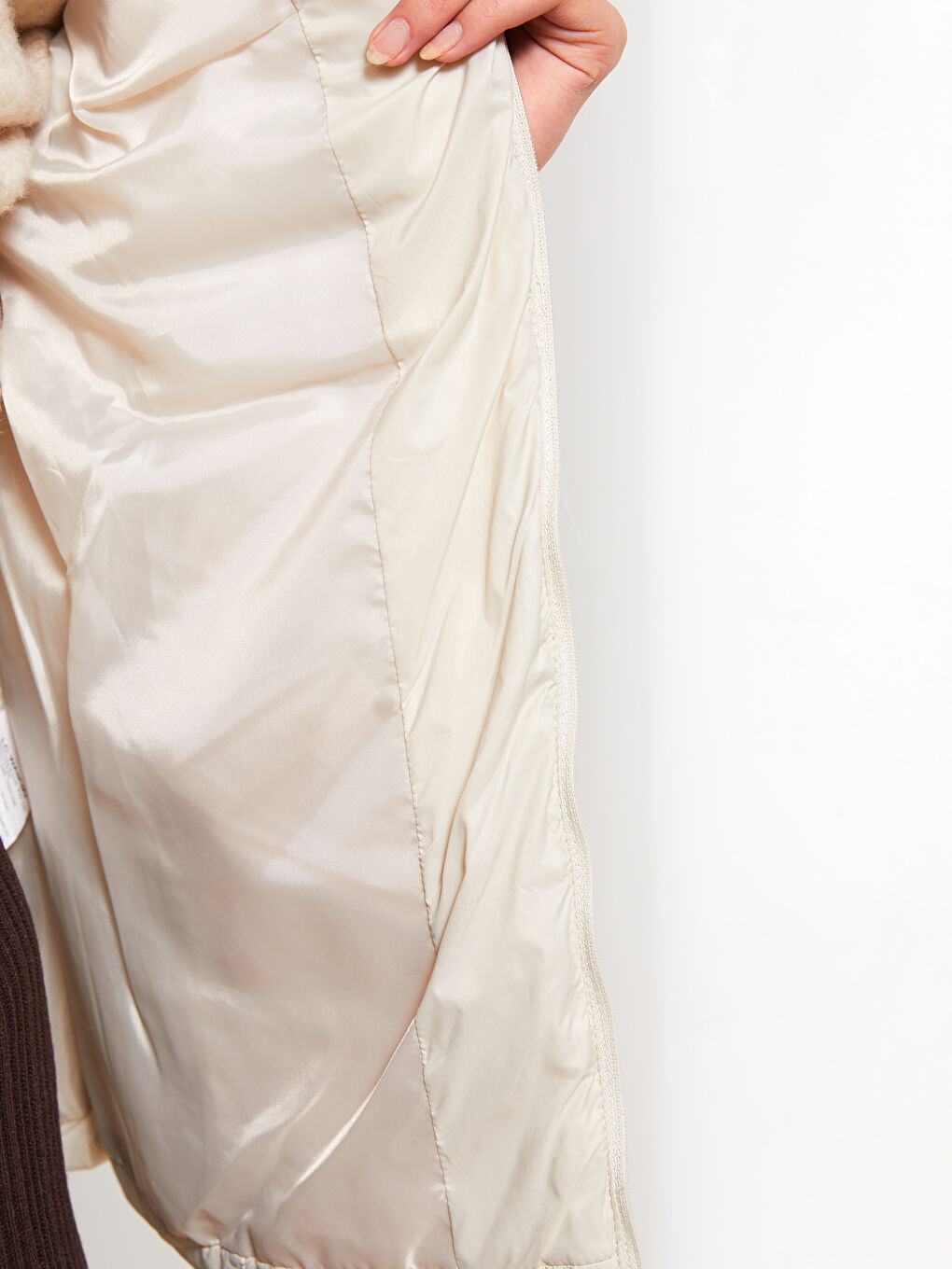 Bej Dik Yaka Düz Uzun Kollu Kadın Şişme Mont-4