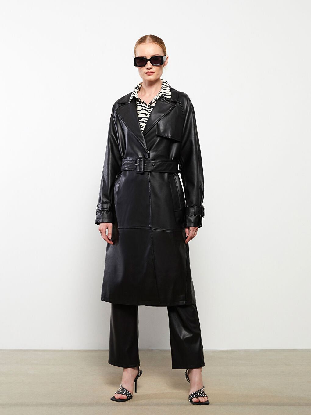 Siyah Ceket Yaka Kadın Deri Görünümlü Mont