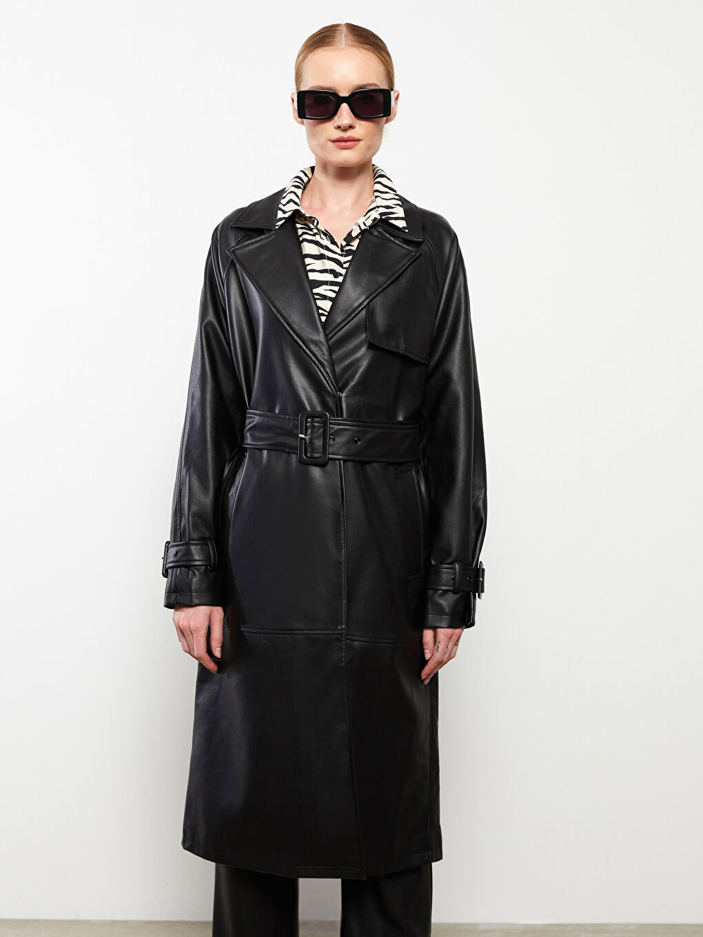 Siyah Ceket Yaka Kadın Deri Görünümlü Mont-1