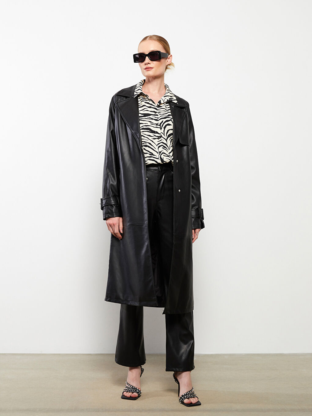 Siyah Ceket Yaka Kadın Deri Görünümlü Mont-2