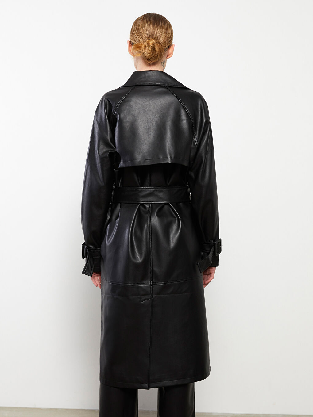 Siyah Ceket Yaka Kadın Deri Görünümlü Mont-5