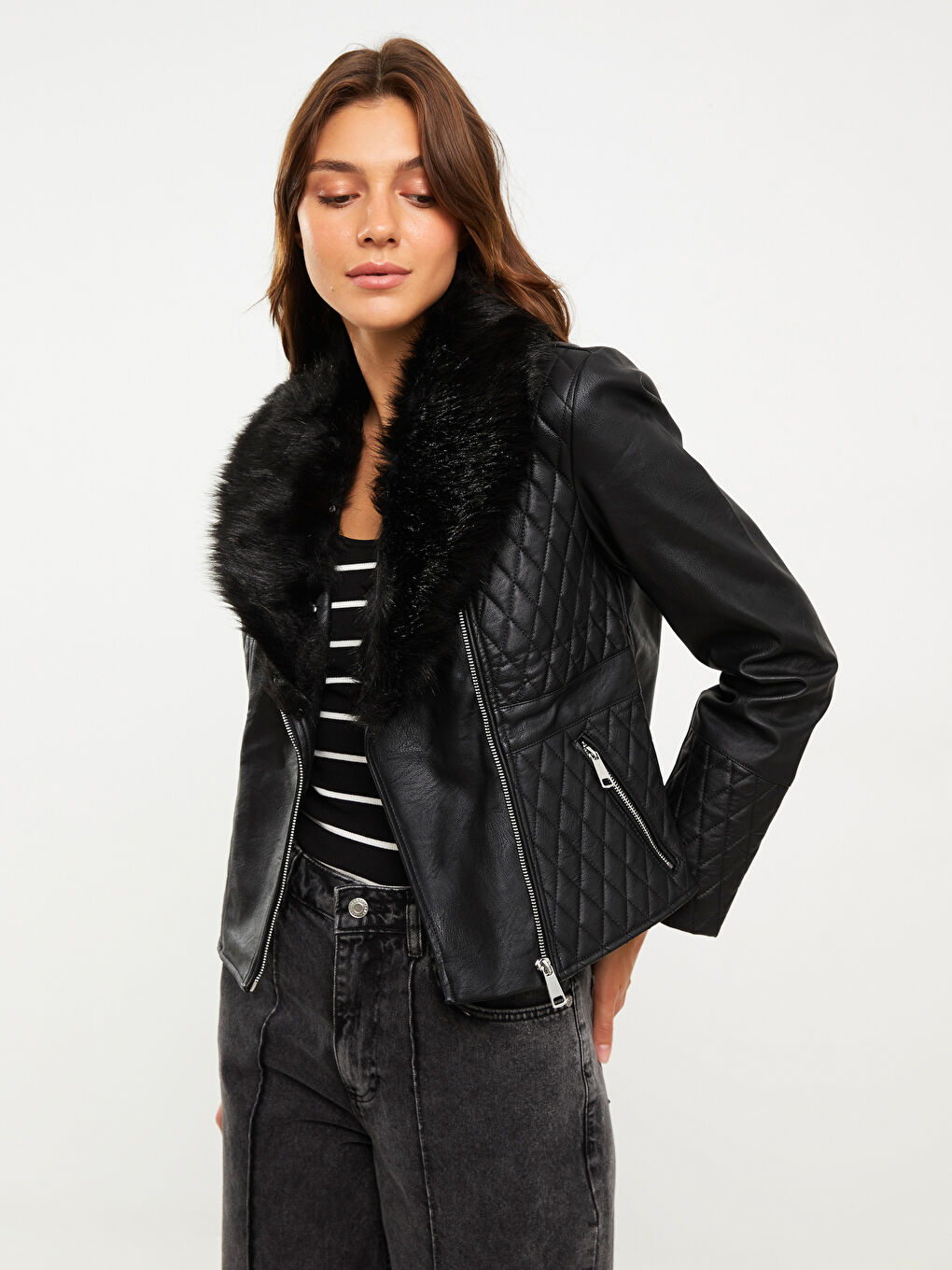 Женская куртка из искусственной кожи с байкерским воротником и однотонным дизайном
