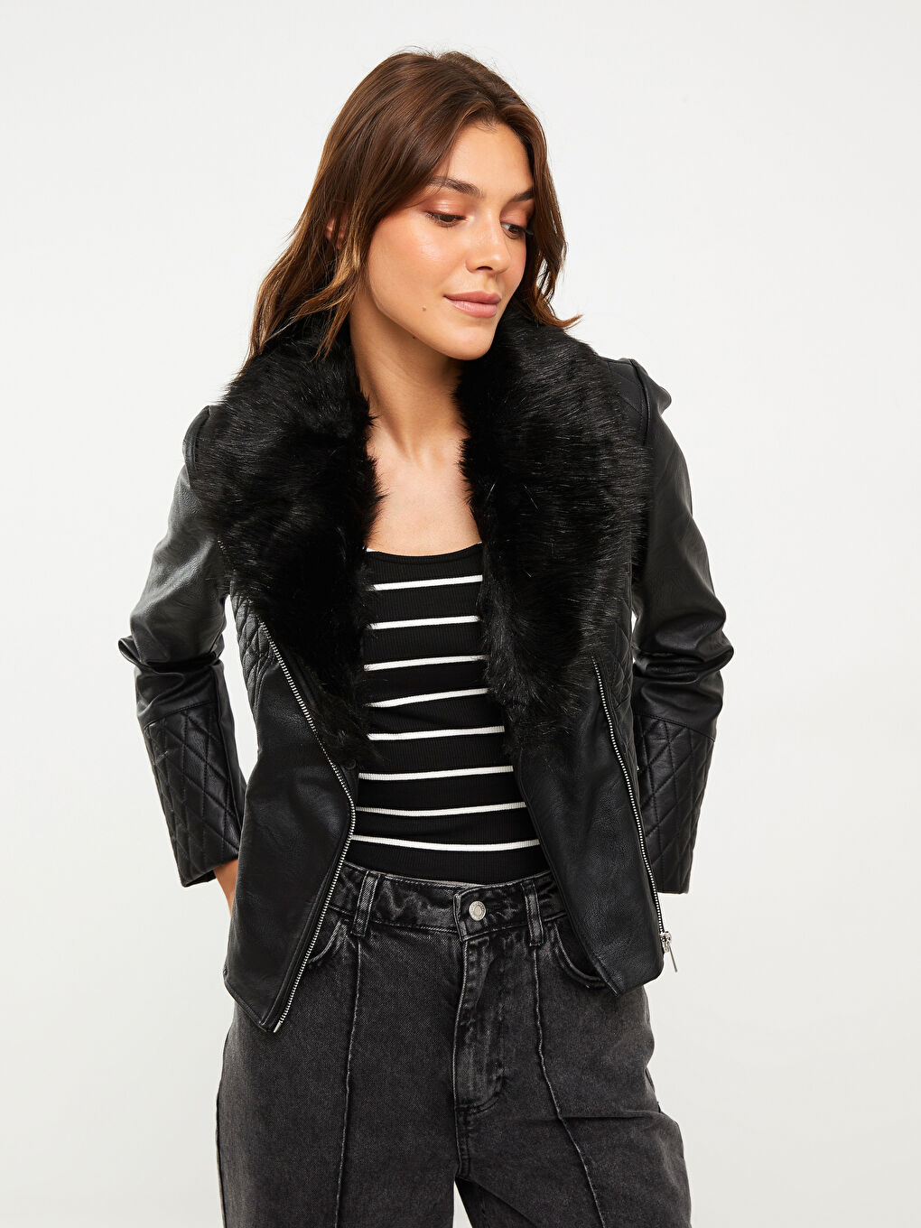 Женская куртка из искусственной кожи с байкерским воротником и однотонным дизайном-2