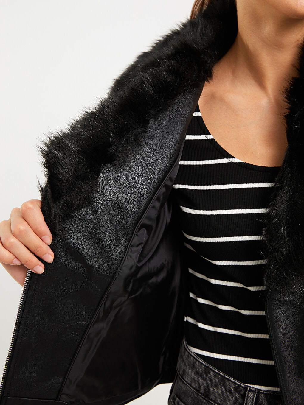 Женская куртка из искусственной кожи с байкерским воротником и однотонным дизайном-3